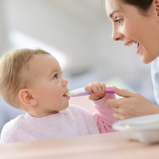 Kinderlöffel | Mutter  | Kind | Produktfoto | Webshop Foto | Taubeler Produktfotos